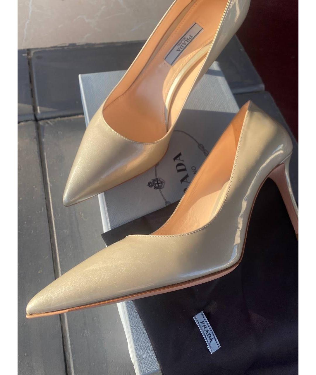 PRADA Бежевые туфли из лакированной кожи, фото 7