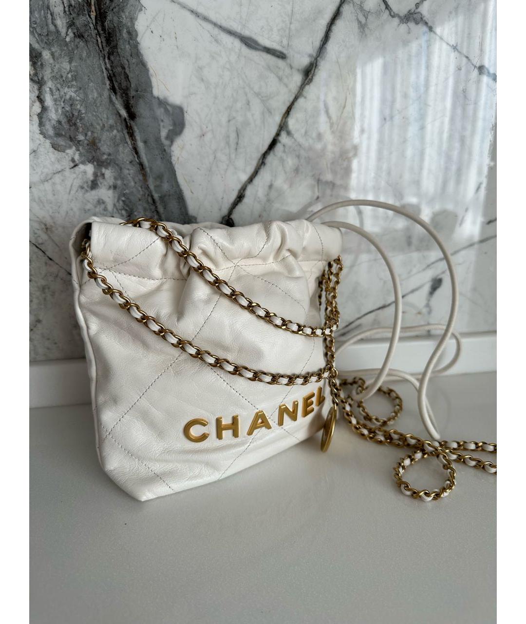 CHANEL Белая сумка через плечо из лакированной кожи, фото 2