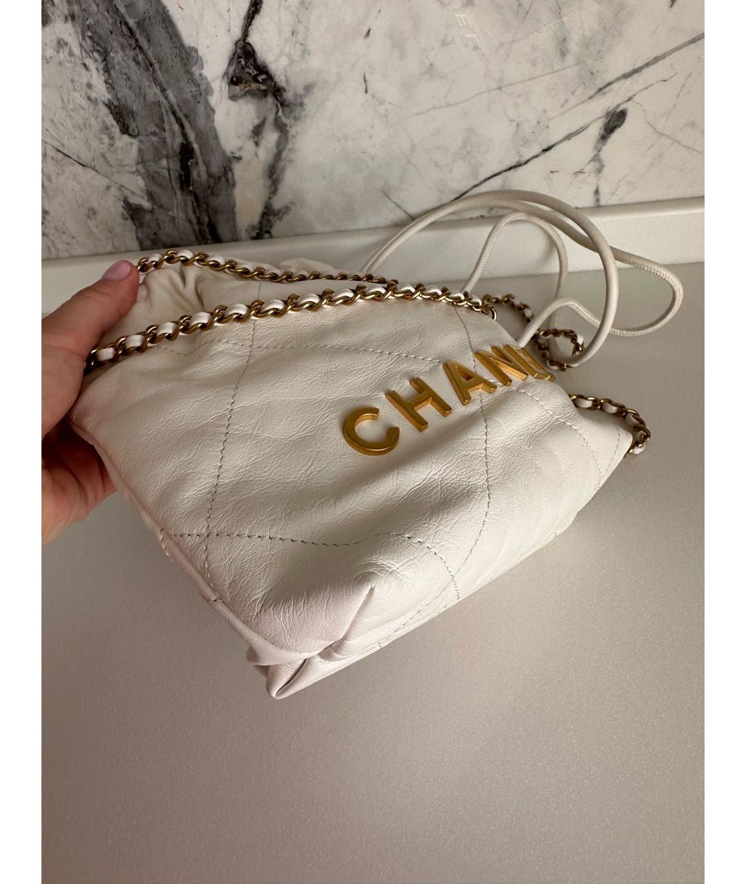 CHANEL Белая сумка через плечо из лакированной кожи, фото 6