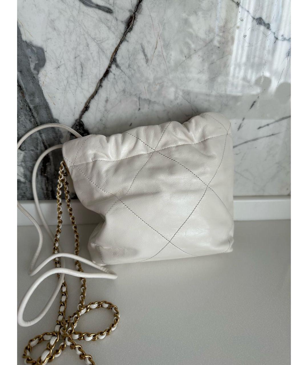 CHANEL Белая сумка через плечо из лакированной кожи, фото 3