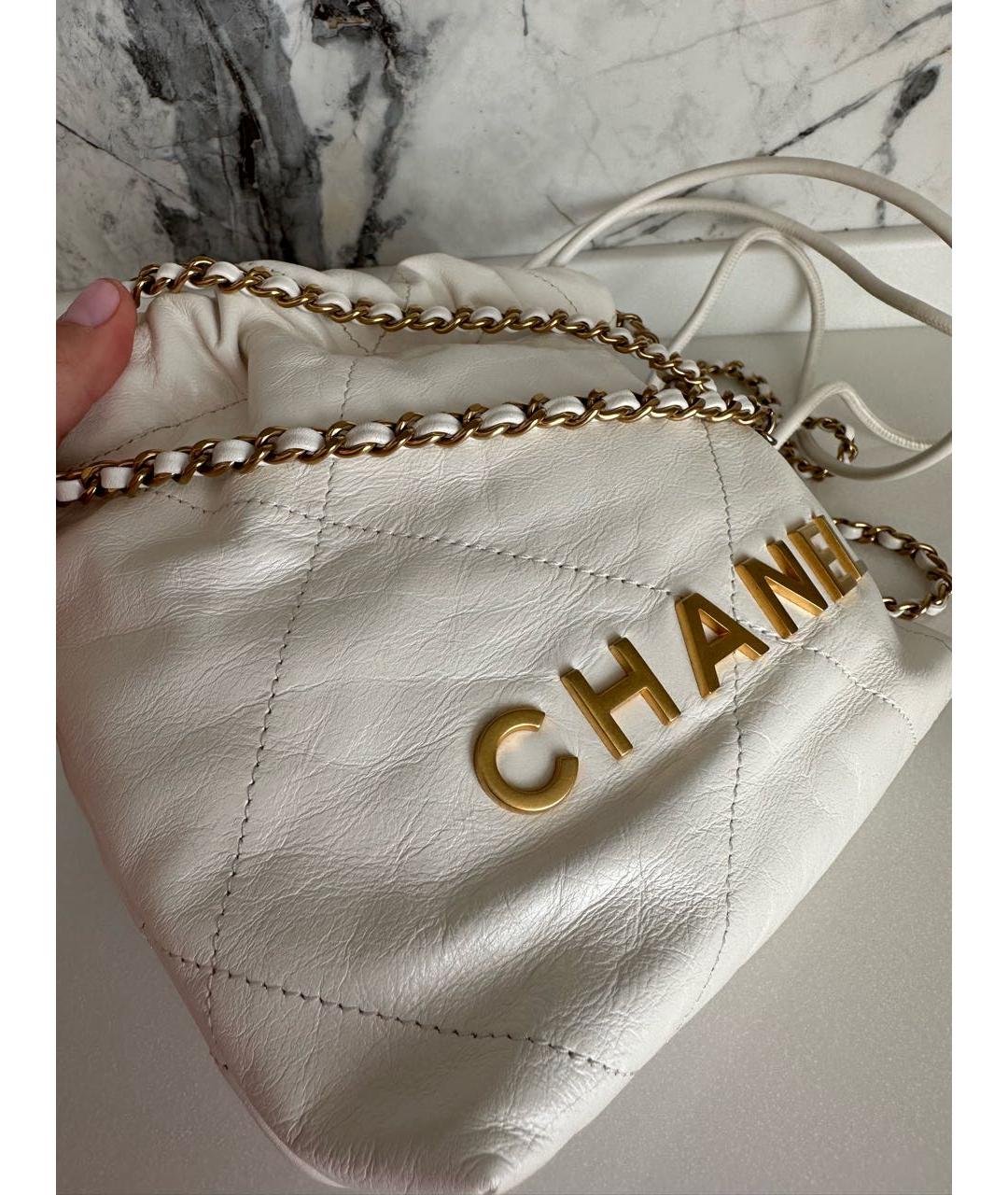 CHANEL Белая сумка через плечо из лакированной кожи, фото 5