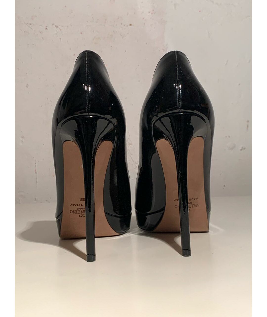 VALENTINO GARAVANI Черные туфли из лакированной кожи, фото 5
