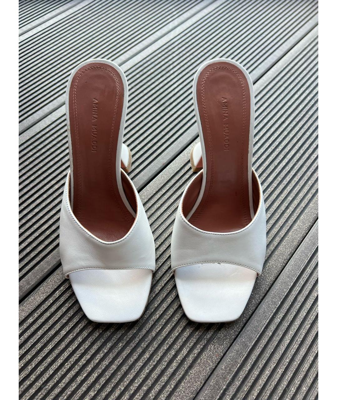 Amina Muaddi Белые кожаные свадебные туфли на среднем каблуке, фото 5