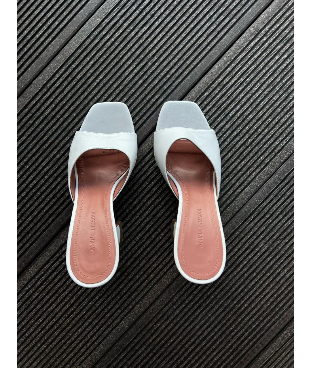 Amina Muaddi Белые кожаные свадебные туфли на среднем каблуке, фото 2