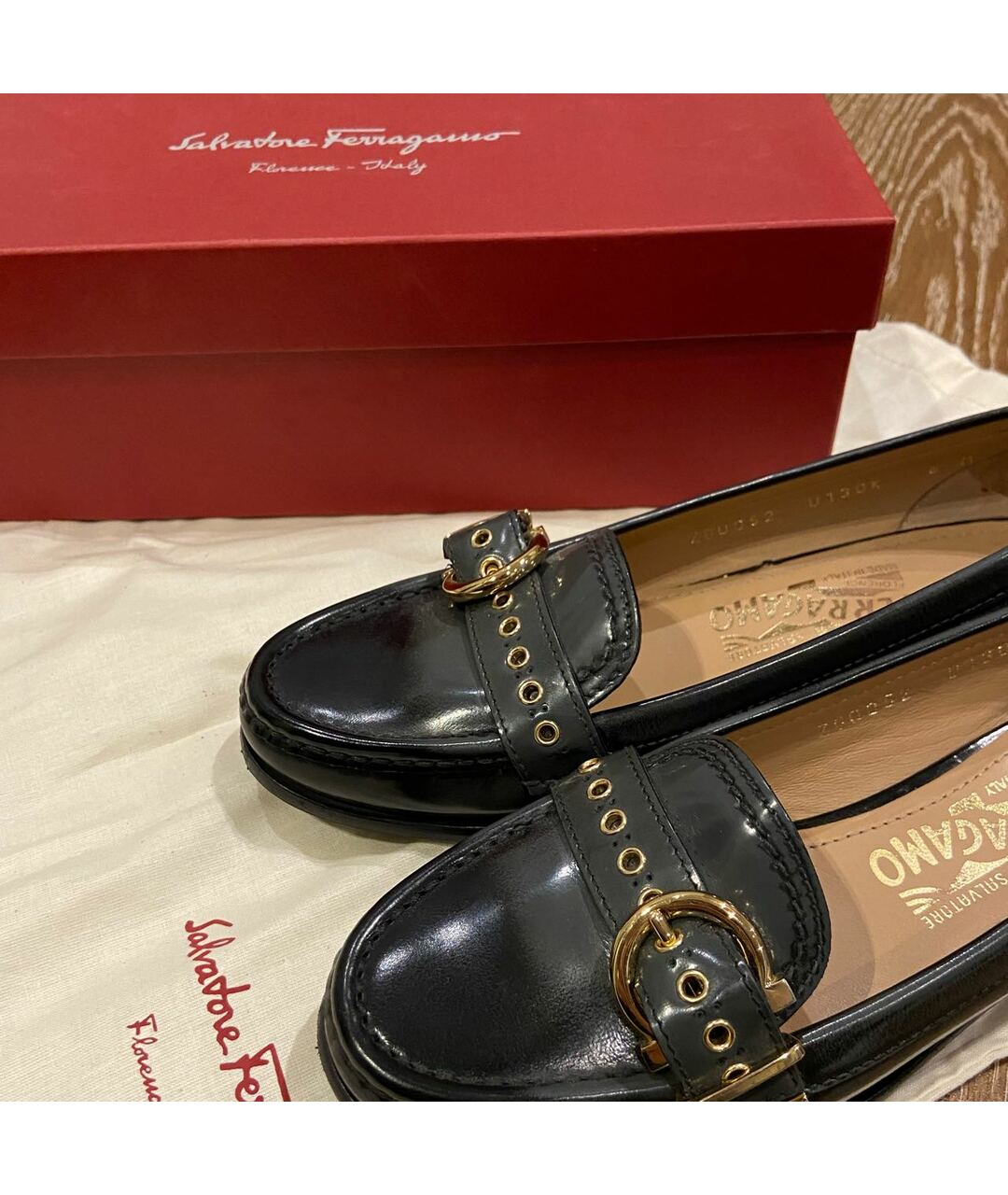 SALVATORE FERRAGAMO Антрацитовые лоферы из лакированной кожи, фото 2