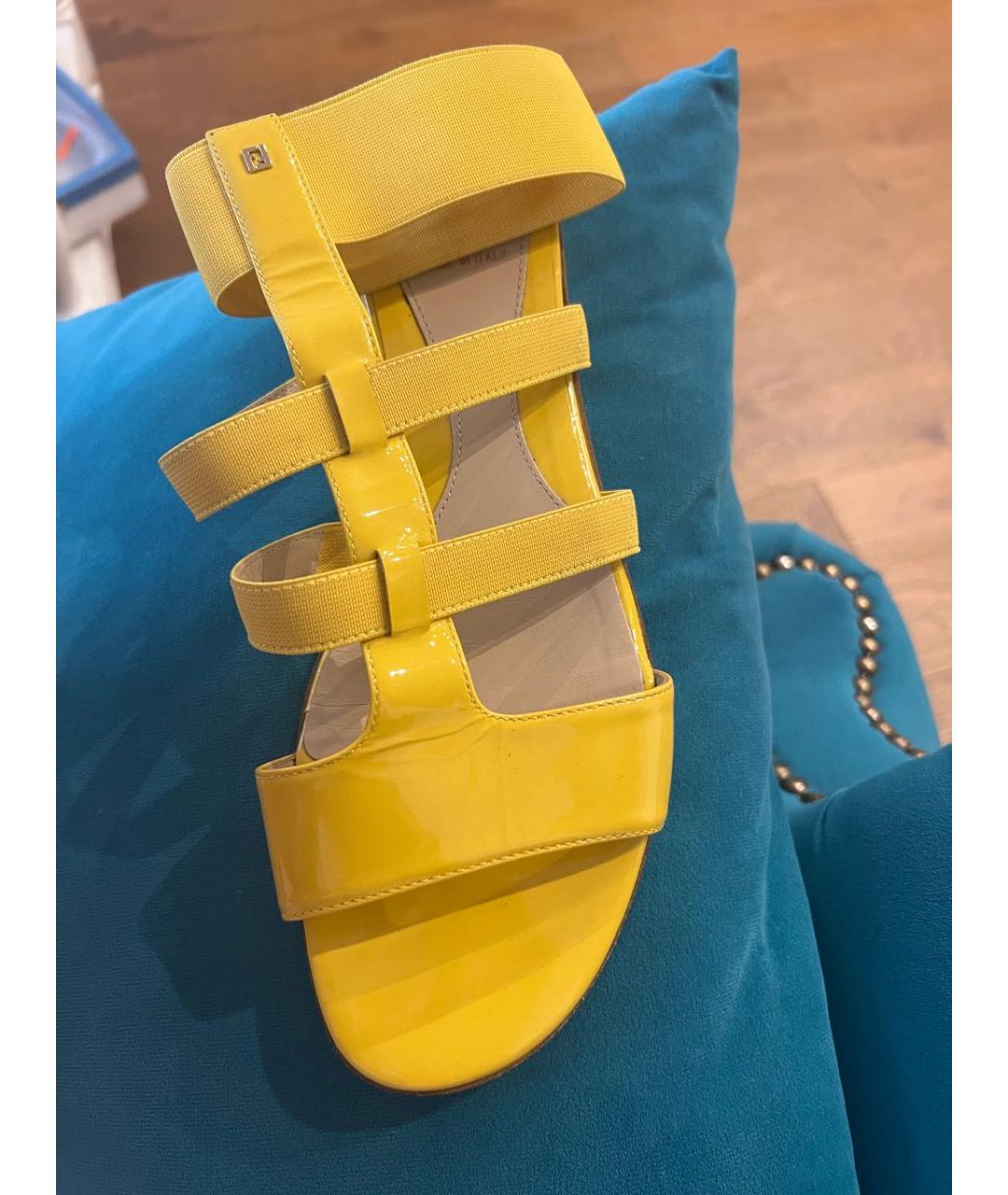 FENDI Желтые сандалии из лакированной кожи, фото 3