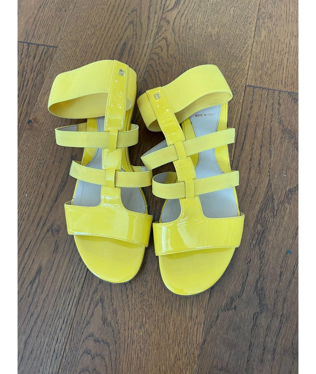 FENDI Желтые сандалии из лакированной кожи, фото 2