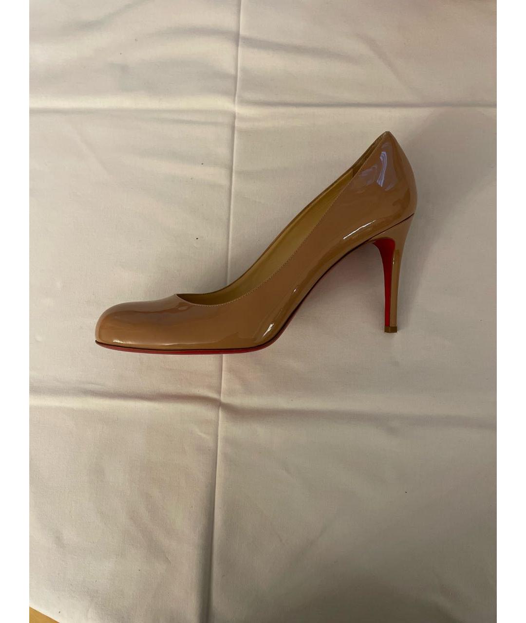 CHRISTIAN LOUBOUTIN Бежевые туфли из лакированной кожи, фото 5