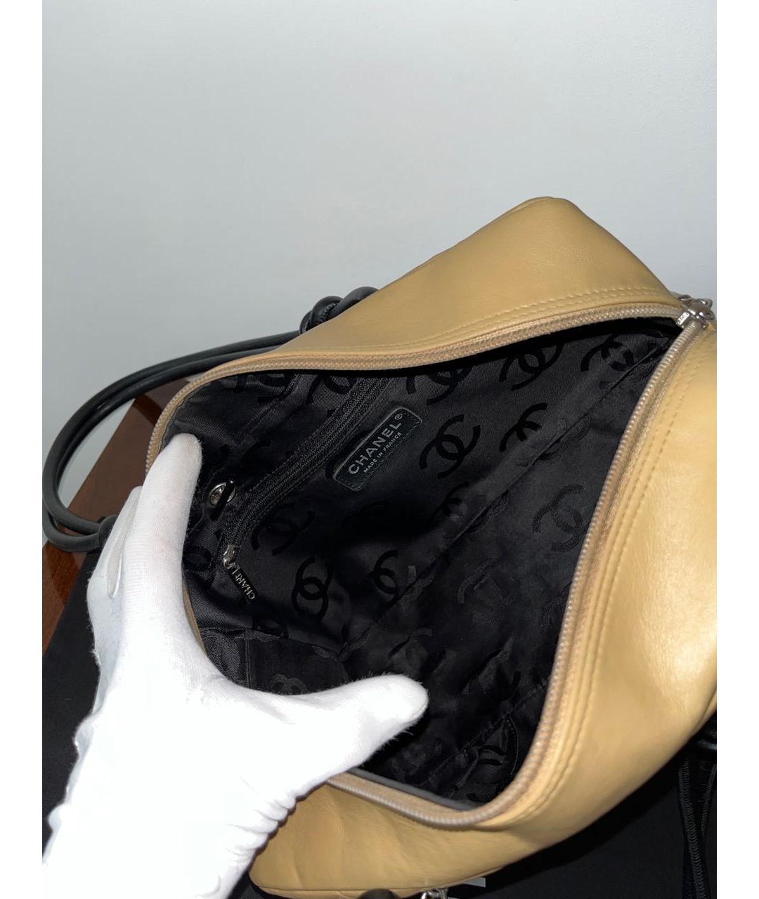 CHANEL PRE-OWNED Бежевая кожаная сумка с короткими ручками, фото 5