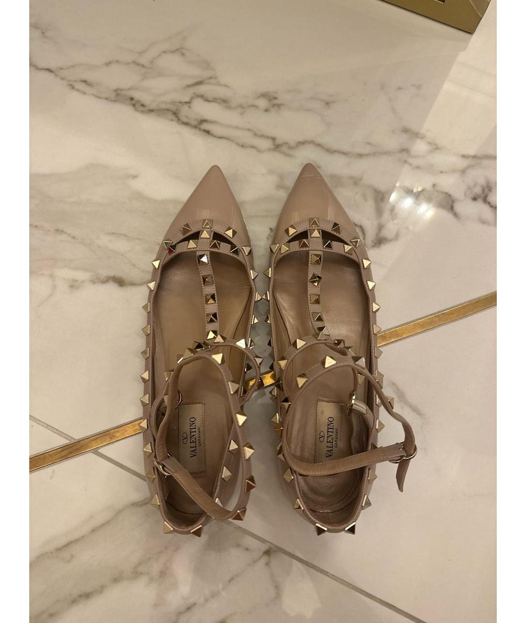 VALENTINO Бежевые балетки из лакированной кожи, фото 3