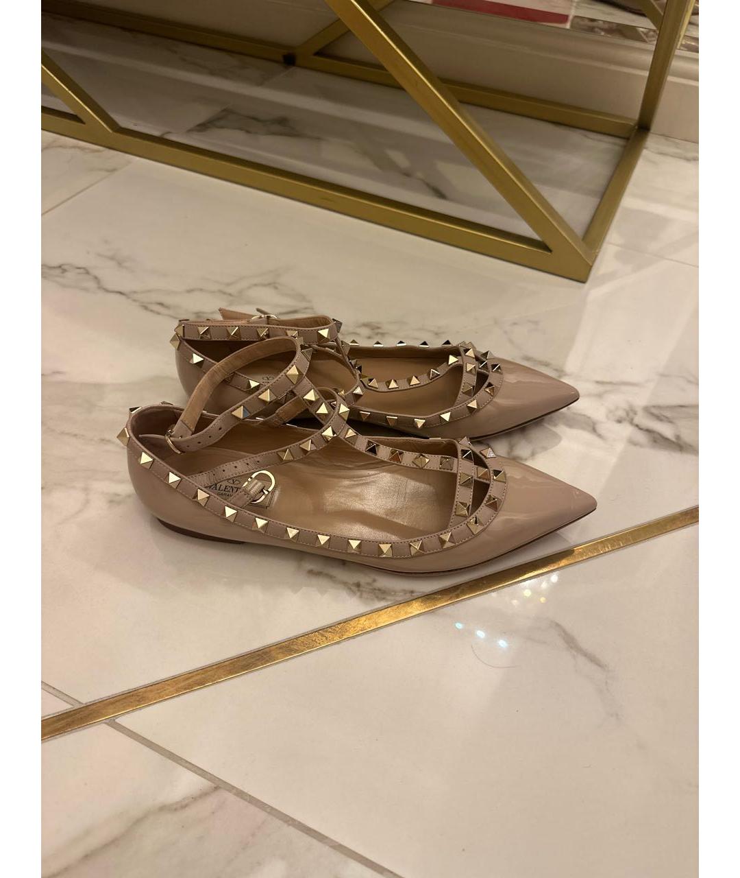 VALENTINO Бежевые балетки из лакированной кожи, фото 7