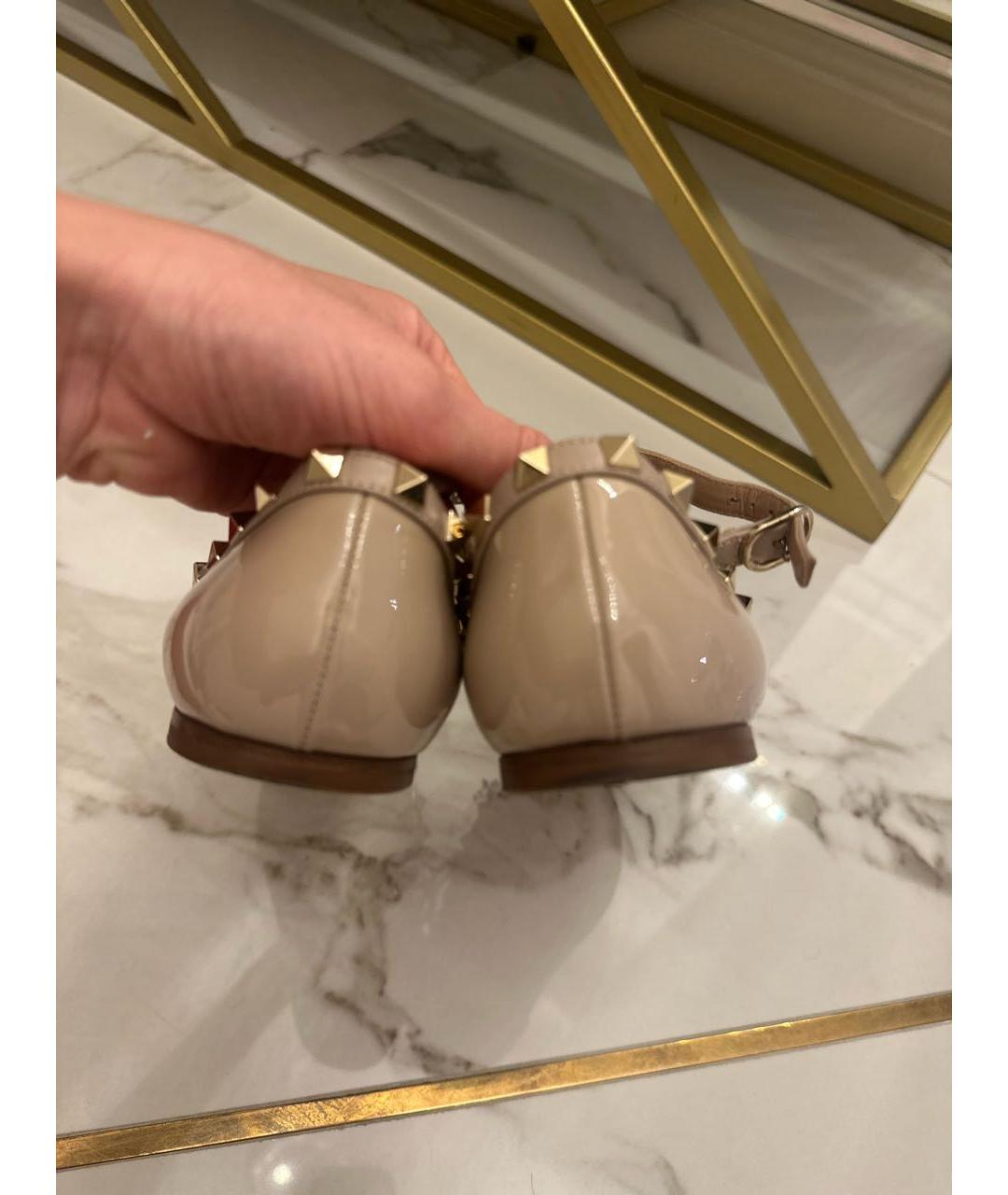 VALENTINO Бежевые балетки из лакированной кожи, фото 4