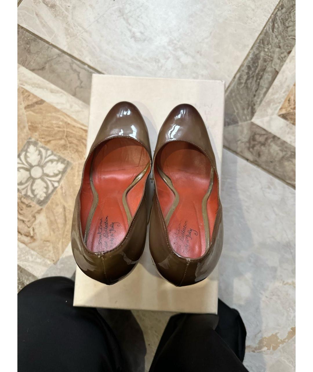 SANTONI Коричневые лодочки на низком каблуке из лакированной кожи, фото 2