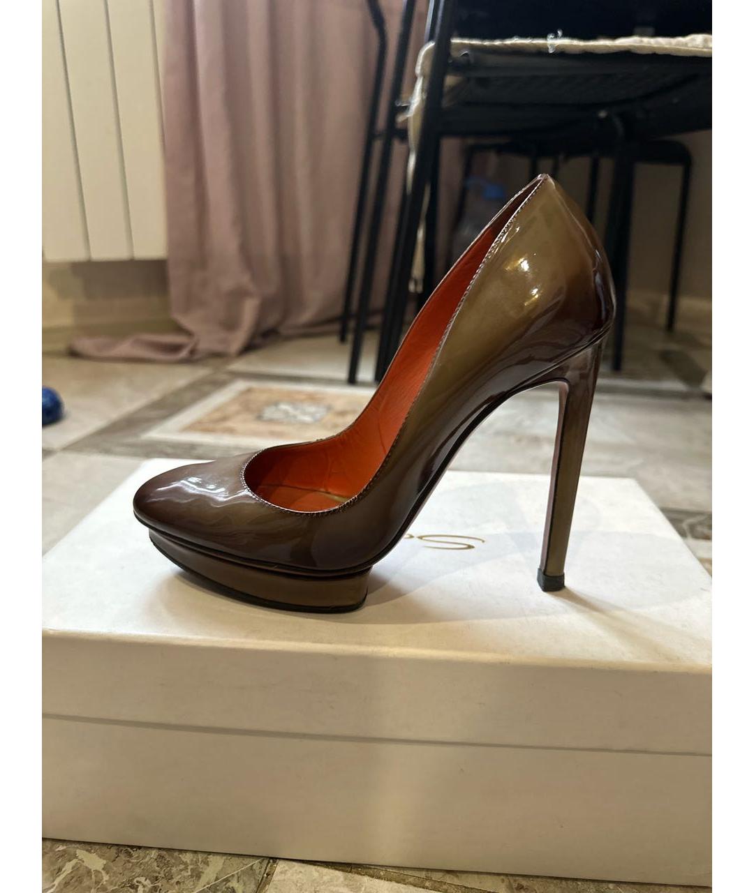 SANTONI Коричневые лодочки на низком каблуке из лакированной кожи, фото 6