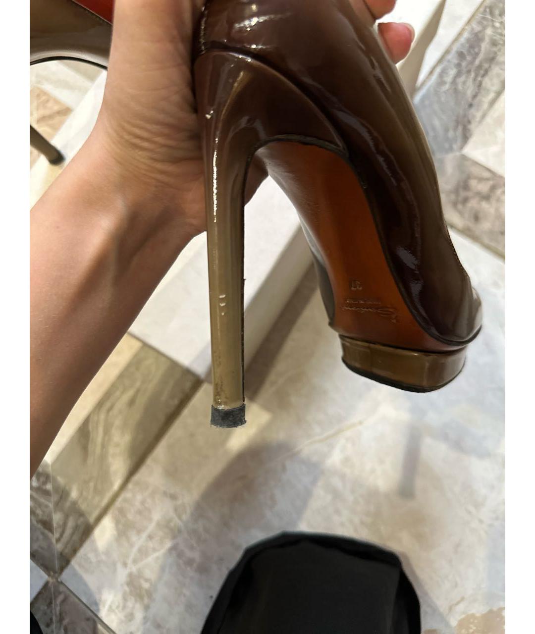 SANTONI Коричневые лодочки на низком каблуке из лакированной кожи, фото 4