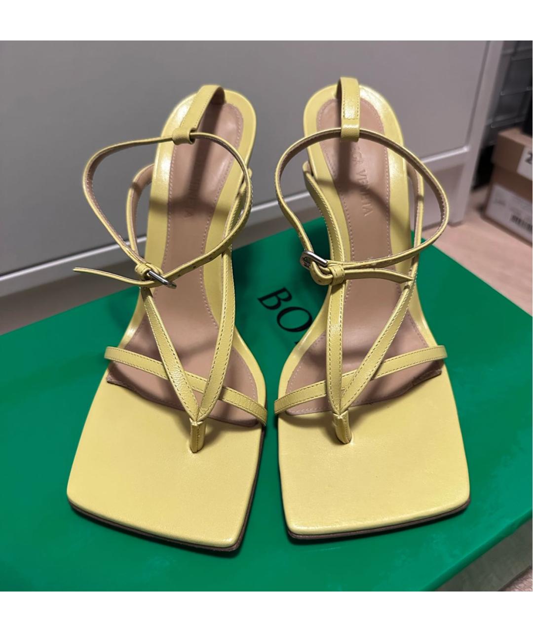 BOTTEGA VENETA Желтые кожаные босоножки, фото 2