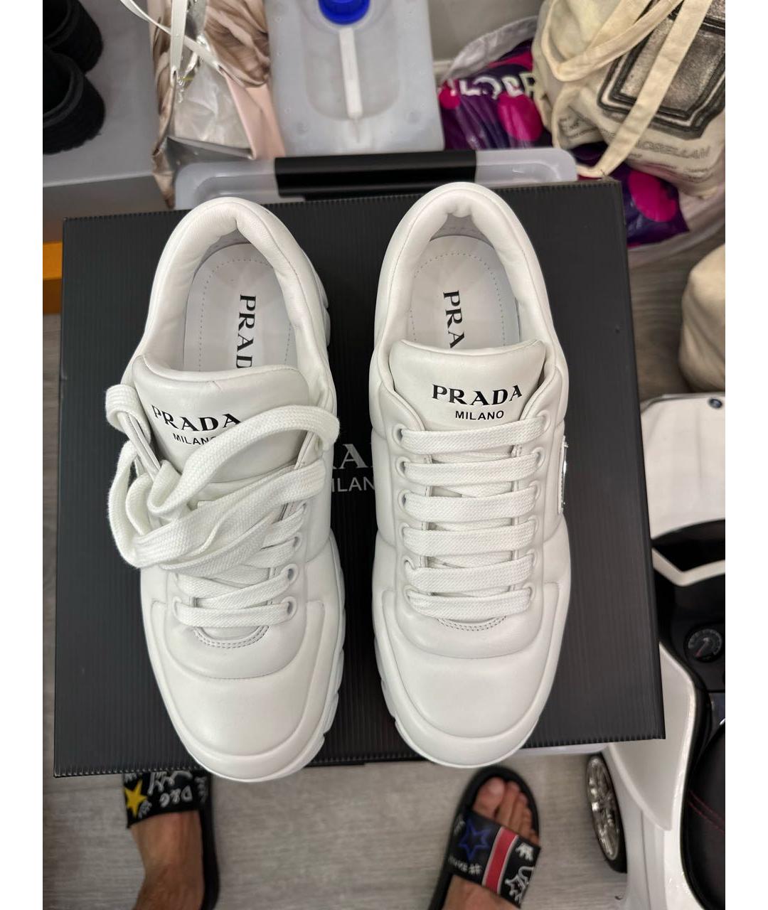PRADA Белые кожаные низкие кроссовки / кеды, фото 3