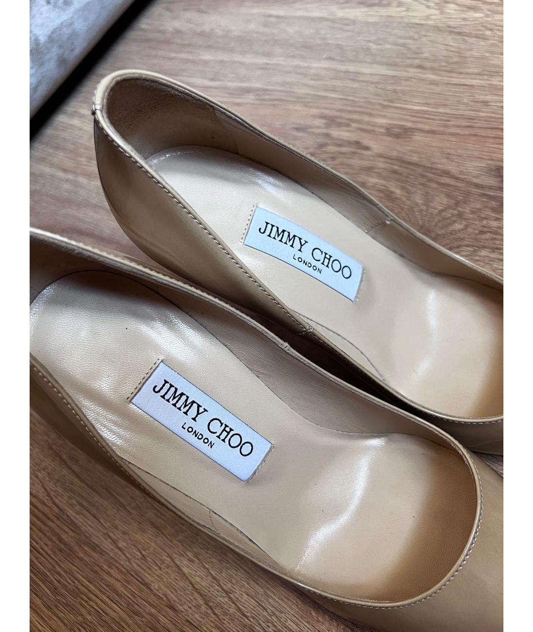 JIMMY CHOO Бежевые туфли из лакированной кожи, фото 3