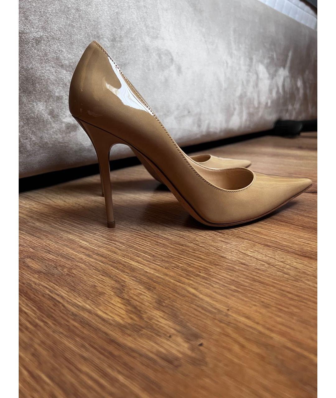 JIMMY CHOO Бежевые туфли из лакированной кожи, фото 5