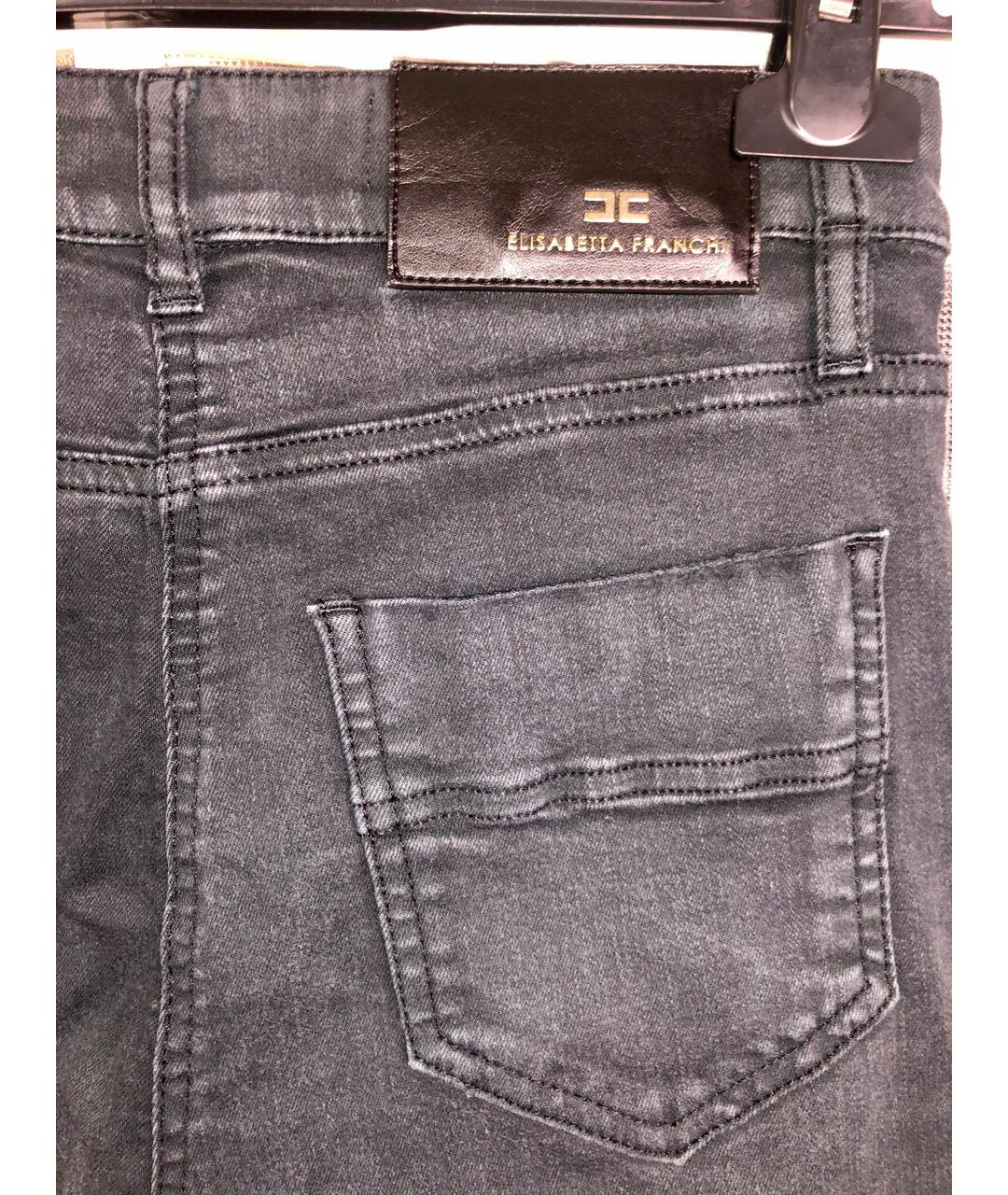ELISABETTA FRANCHI Антрацитовые хлопко-эластановые джинсы слим, фото 4