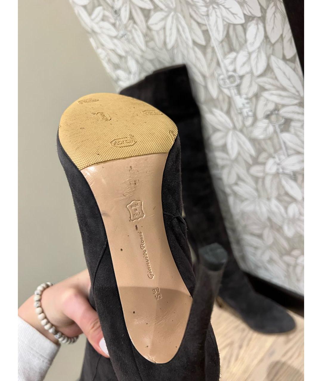 GIANVITO ROSSI Антрацитовые замшевые ботфорты, фото 5