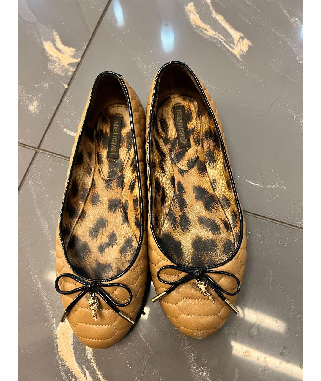 ROBERTO CAVALLI Горчичные кожаные балетки, фото 2