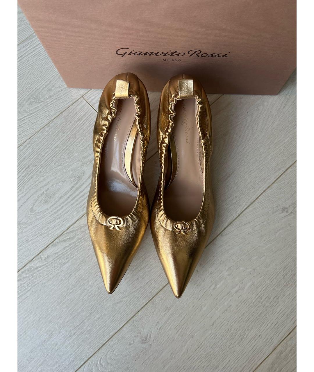 GIANVITO ROSSI Золотые кожаные лодочки на низком каблуке, фото 2