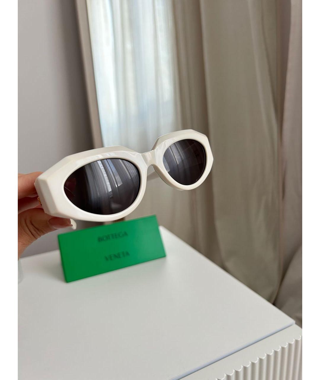 BOTTEGA VENETA Белые пластиковые солнцезащитные очки, фото 3