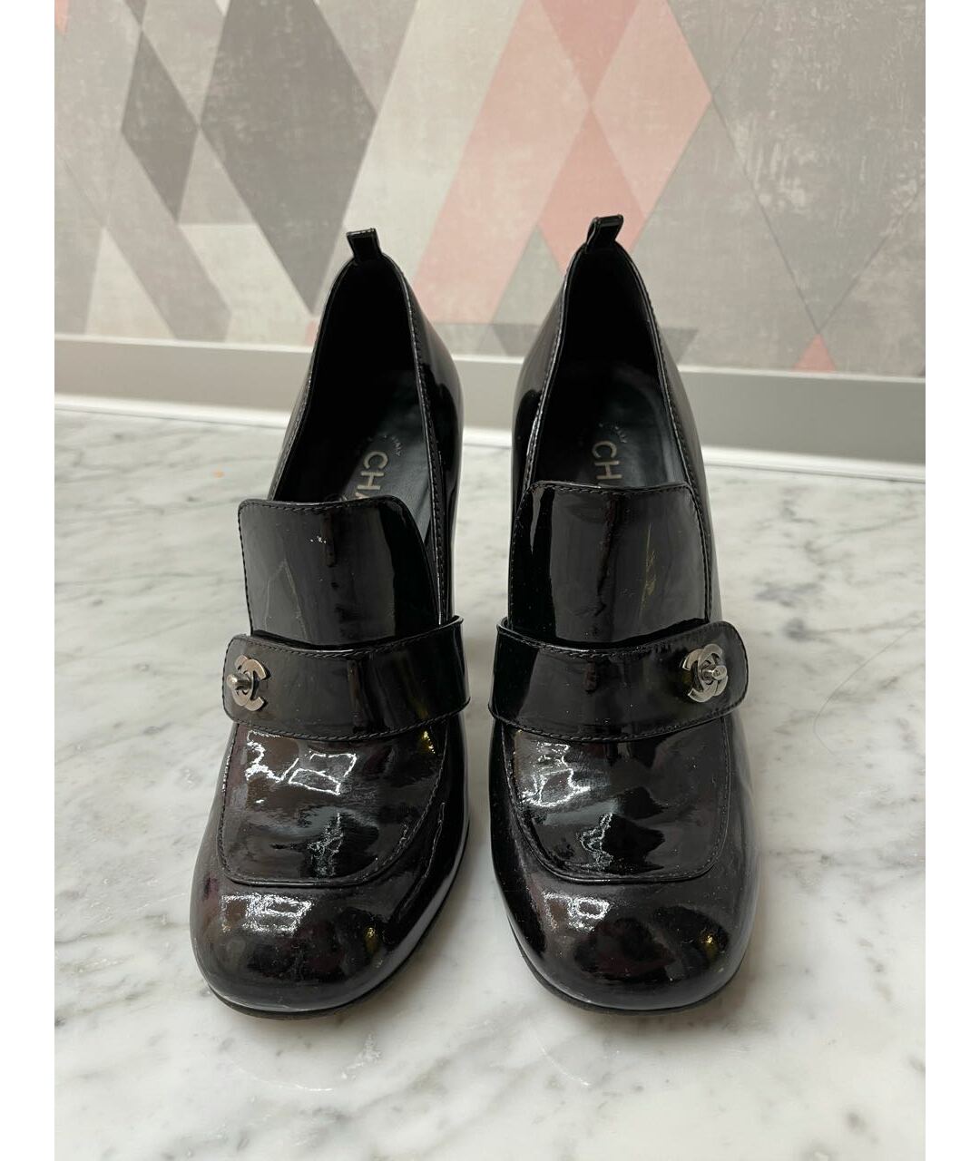 CHANEL PRE-OWNED Черные туфли из лакированной кожи, фото 2