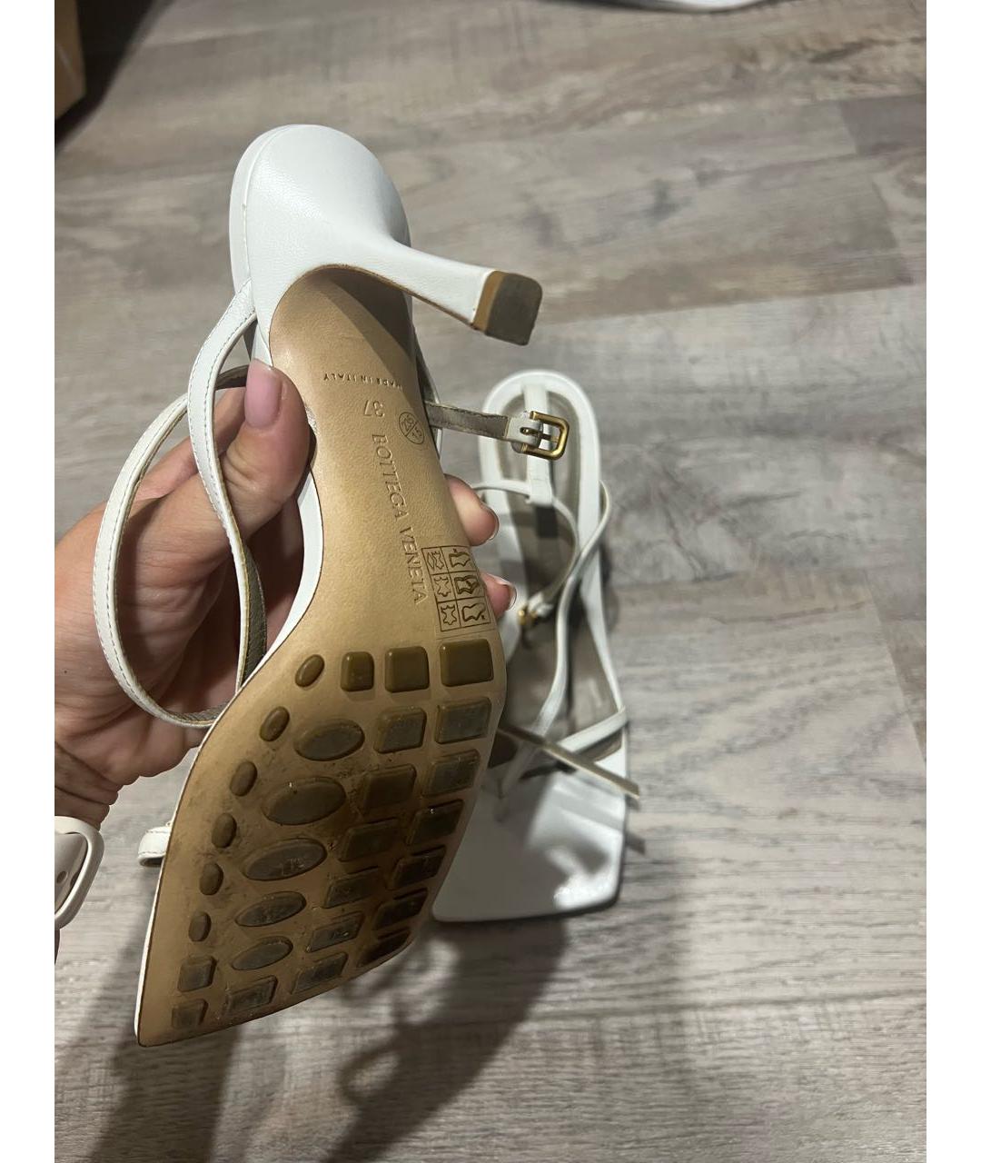 BOTTEGA VENETA Белые кожаные босоножки, фото 3