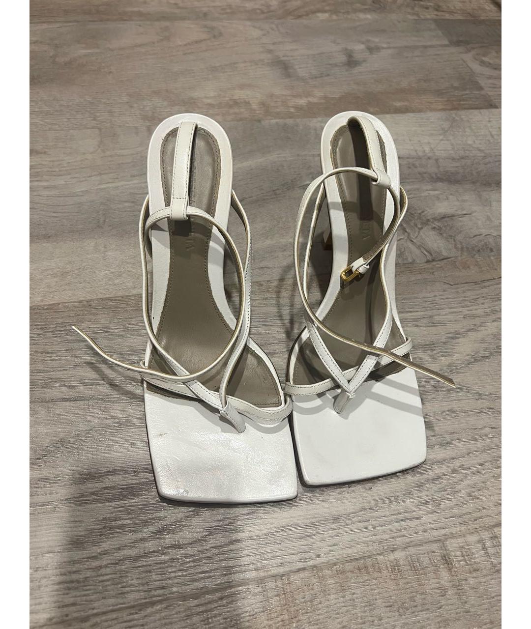 BOTTEGA VENETA Белые кожаные босоножки, фото 2
