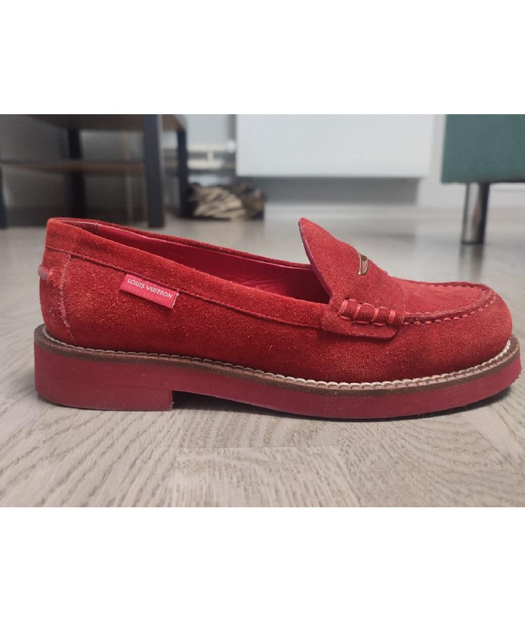 LOUIS VUITTON Красные замшевые лоферы, фото 7