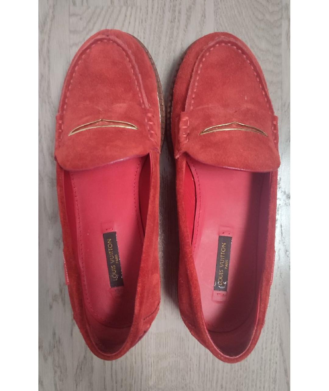 LOUIS VUITTON Красные замшевые лоферы, фото 3