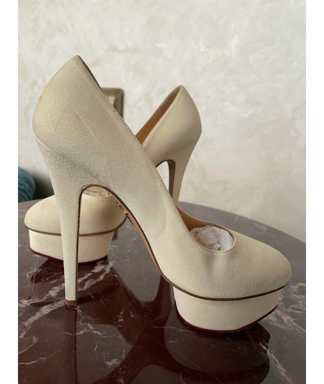 CHARLOTTE OLYMPIA Белые замшевые туфли, фото 2