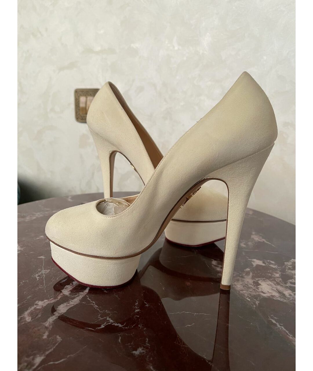 CHARLOTTE OLYMPIA Белые замшевые туфли, фото 3