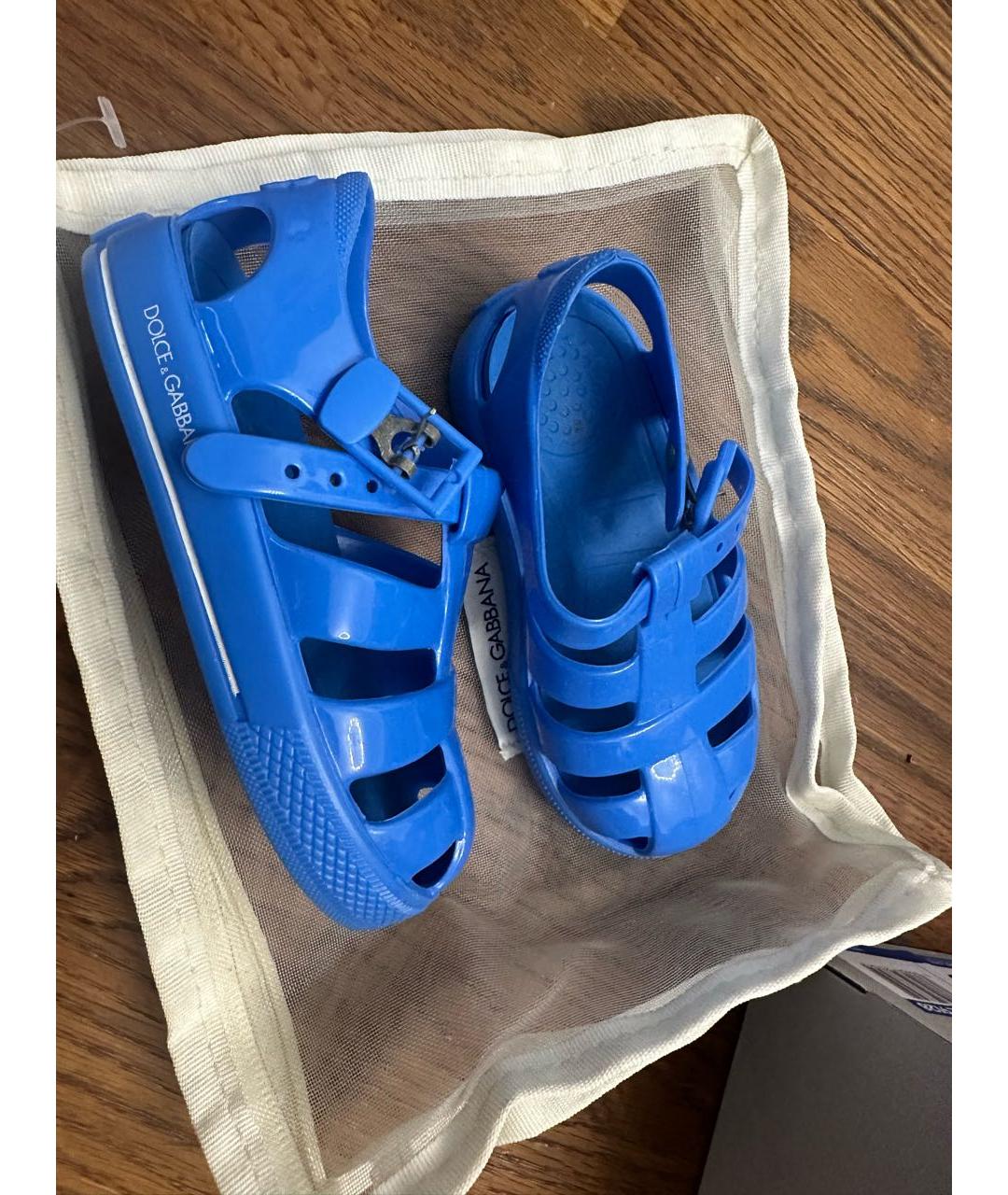 DOLCE & GABBANA KIDS Синие синтетические сандалии и шлепанцы, фото 6