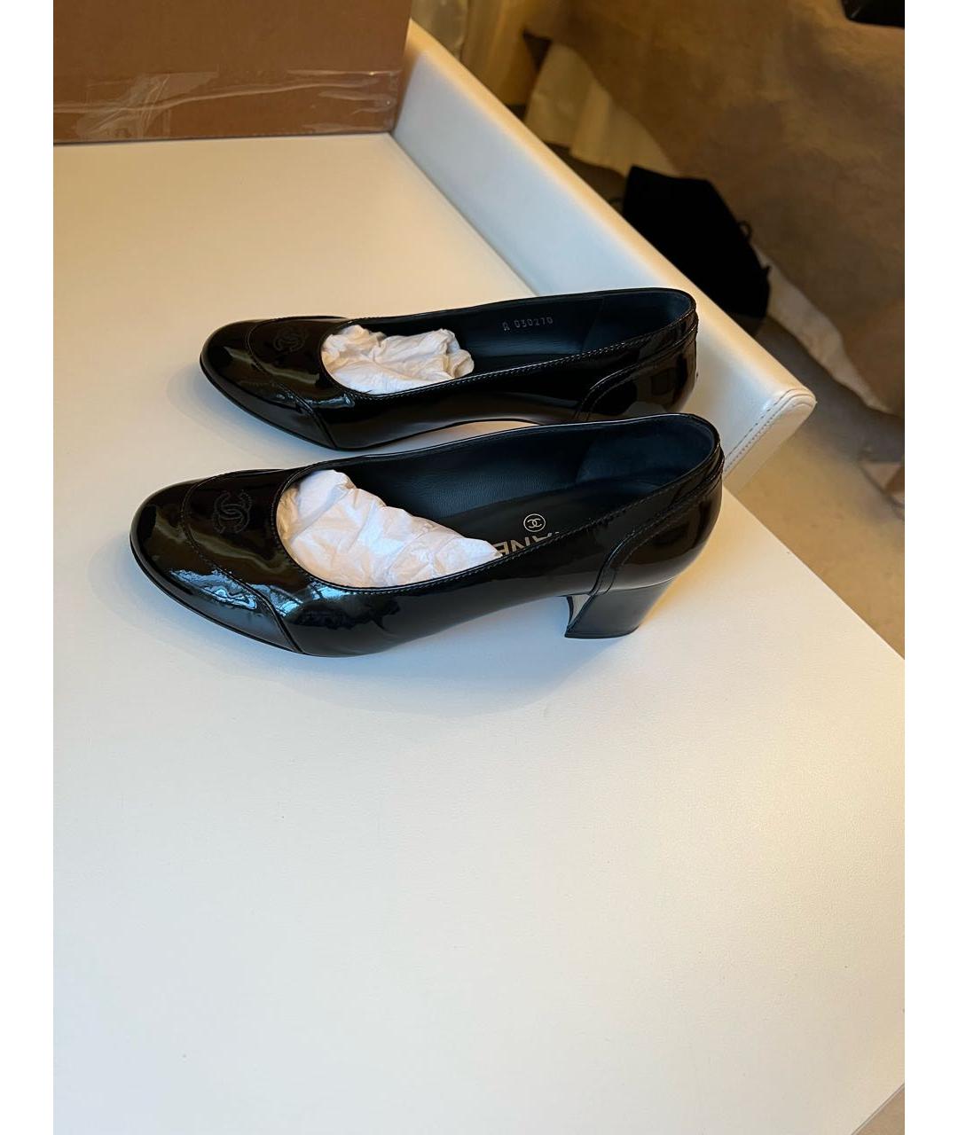 CHANEL Черные лодочки на низком каблуке из лакированной кожи, фото 5