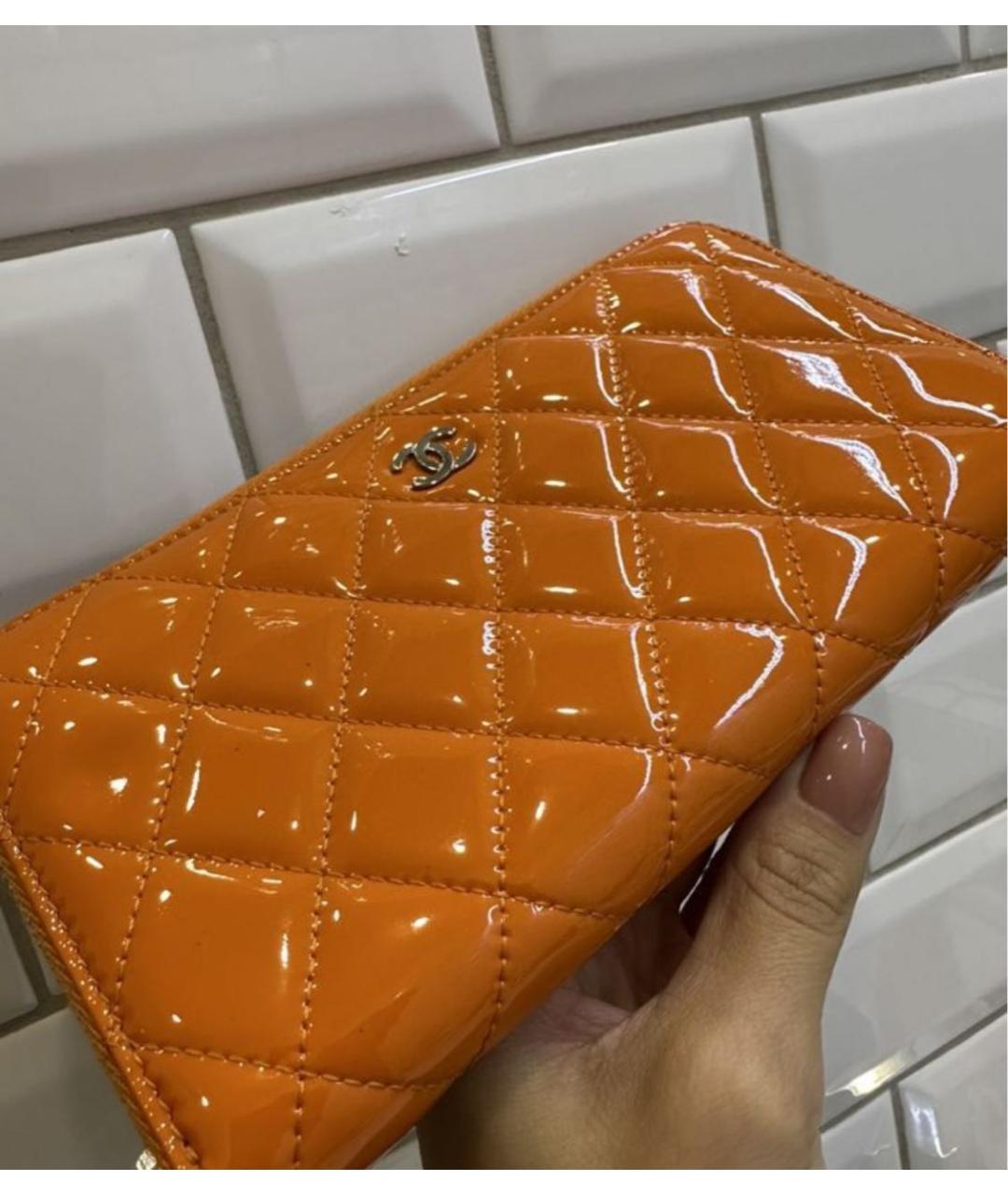 CHANEL PRE-OWNED Оранжевый кошелек из лакированной кожи, фото 2