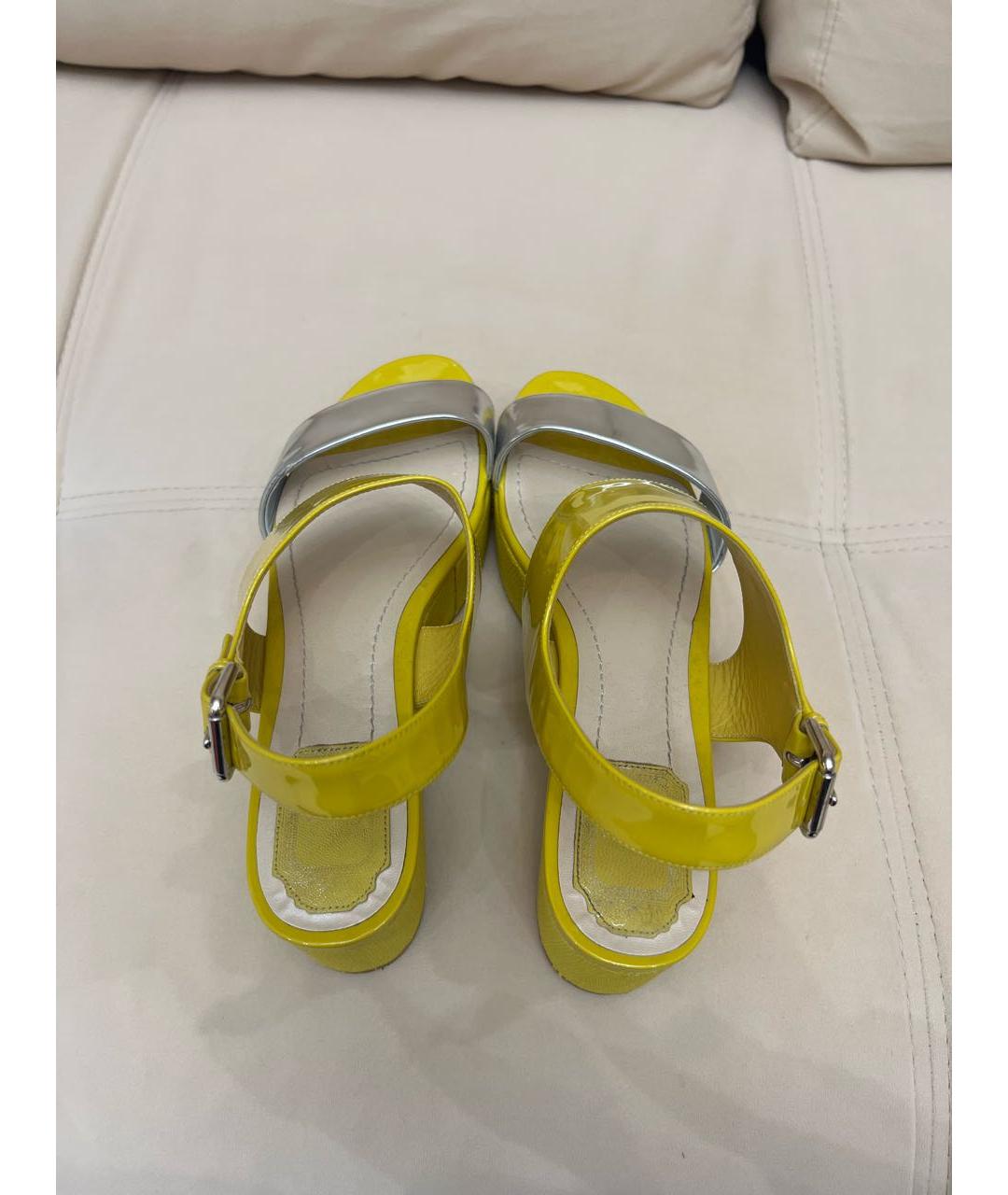 CHRISTIAN DIOR Желтые босоножки из лакированной кожи, фото 3