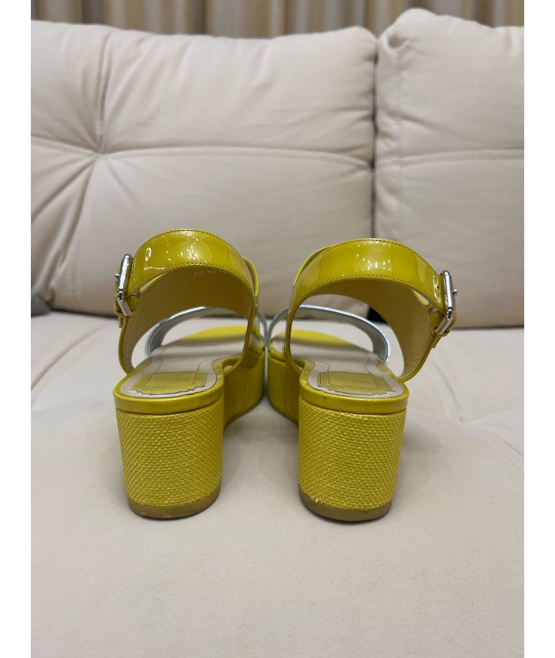 CHRISTIAN DIOR Желтые босоножки из лакированной кожи, фото 4