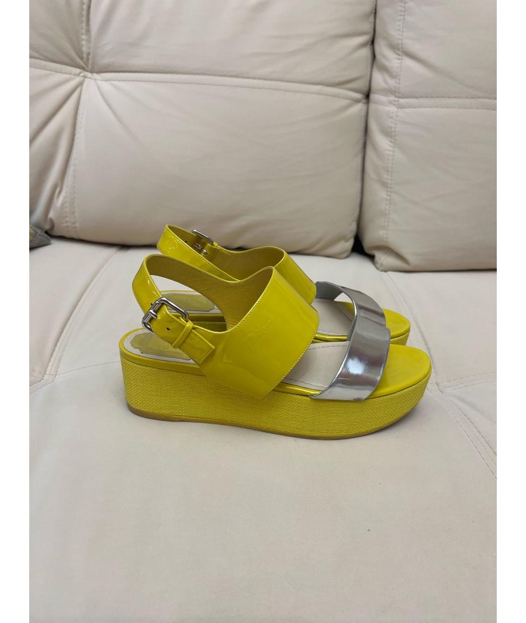 CHRISTIAN DIOR Желтые босоножки из лакированной кожи, фото 5