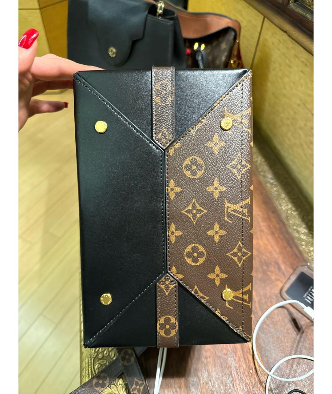 LOUIS VUITTON Черная кожаная сумка с короткими ручками, фото 6