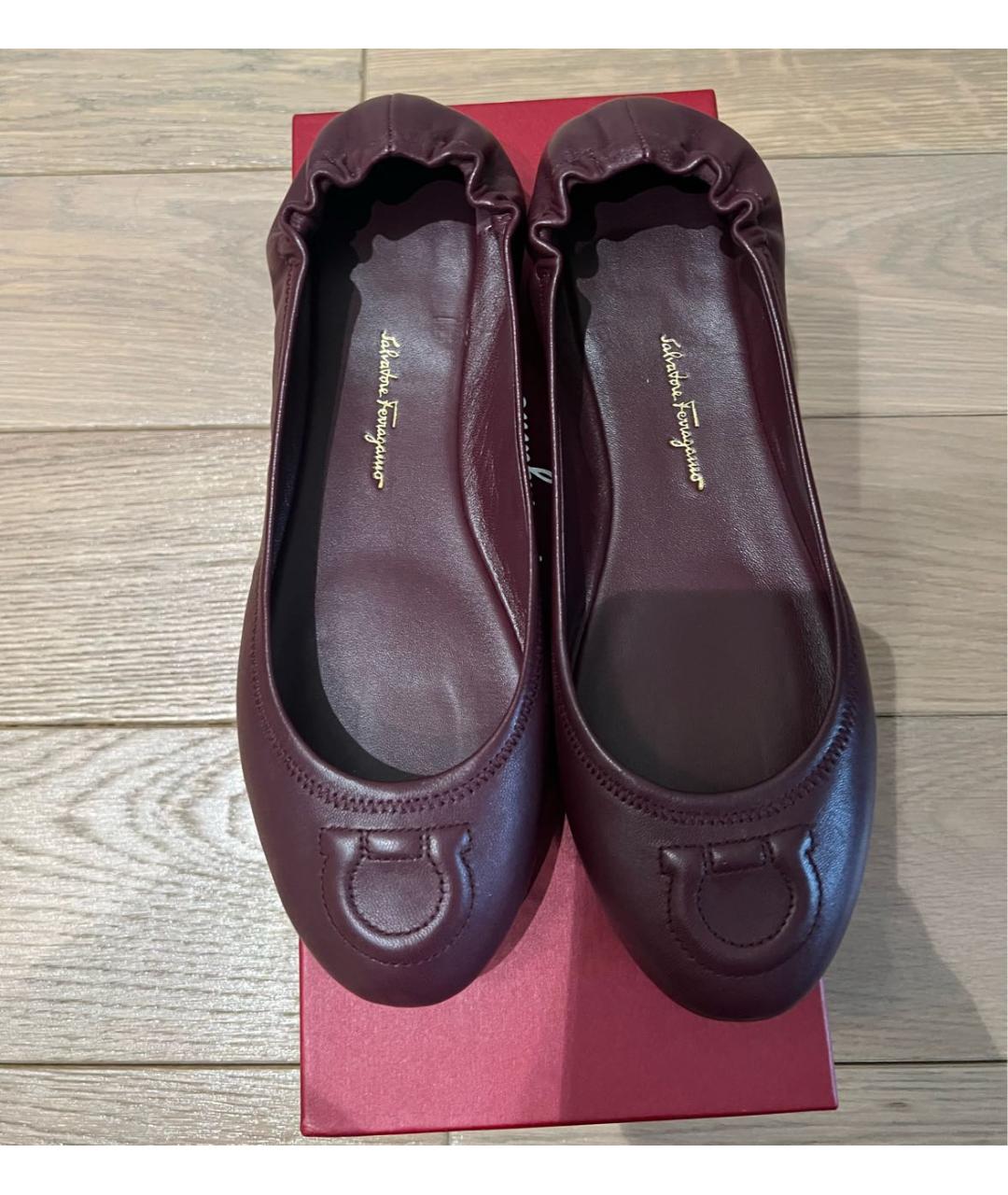 SALVATORE FERRAGAMO Бордовые кожаные балетки, фото 2