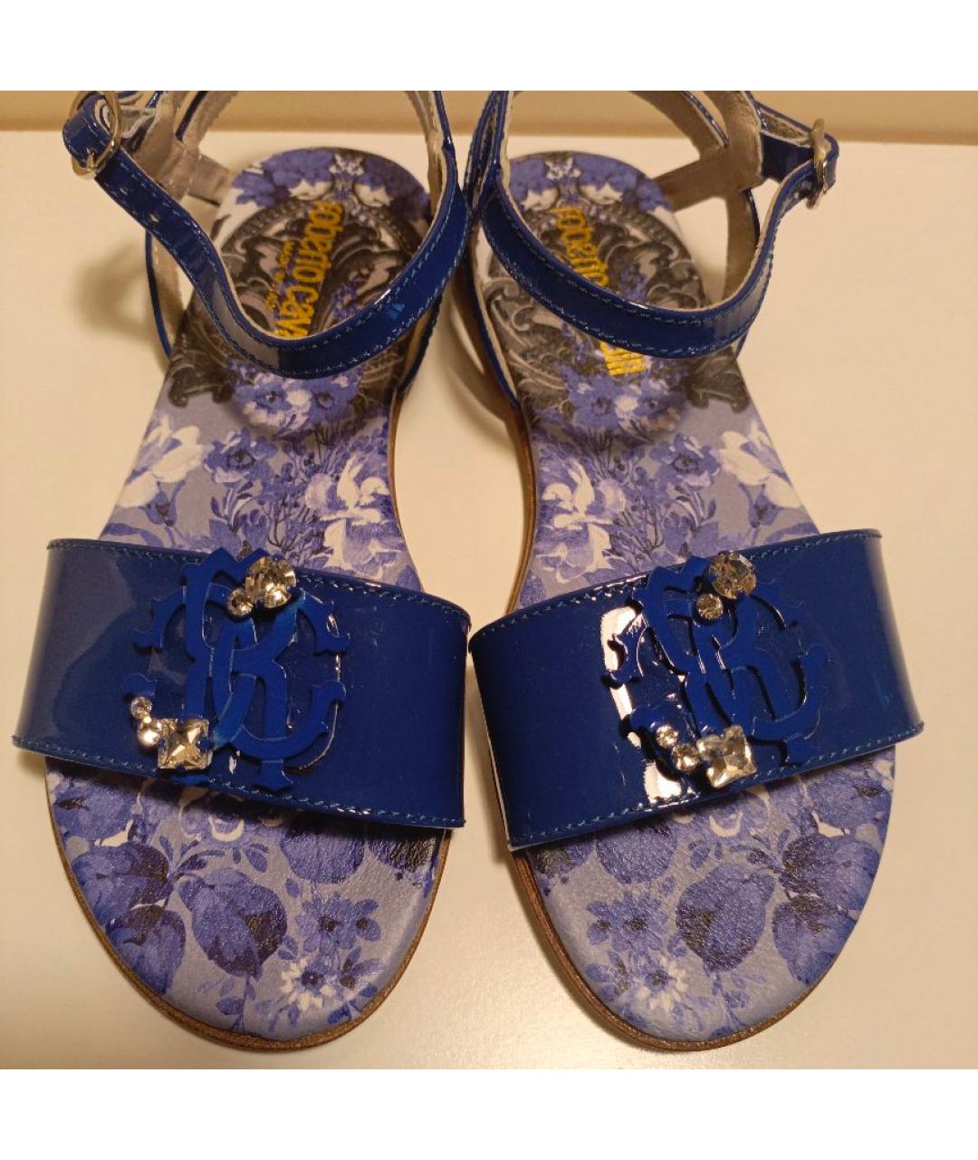 ROBERTO CAVALLI Синие сандалии и шлепанцы из лакированной кожи, фото 5