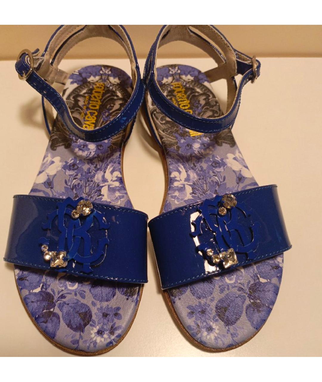 ROBERTO CAVALLI Синие сандалии и шлепанцы из лакированной кожи, фото 6