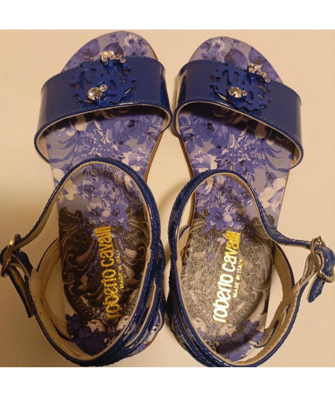 ROBERTO CAVALLI Синие сандалии и шлепанцы из лакированной кожи, фото 3