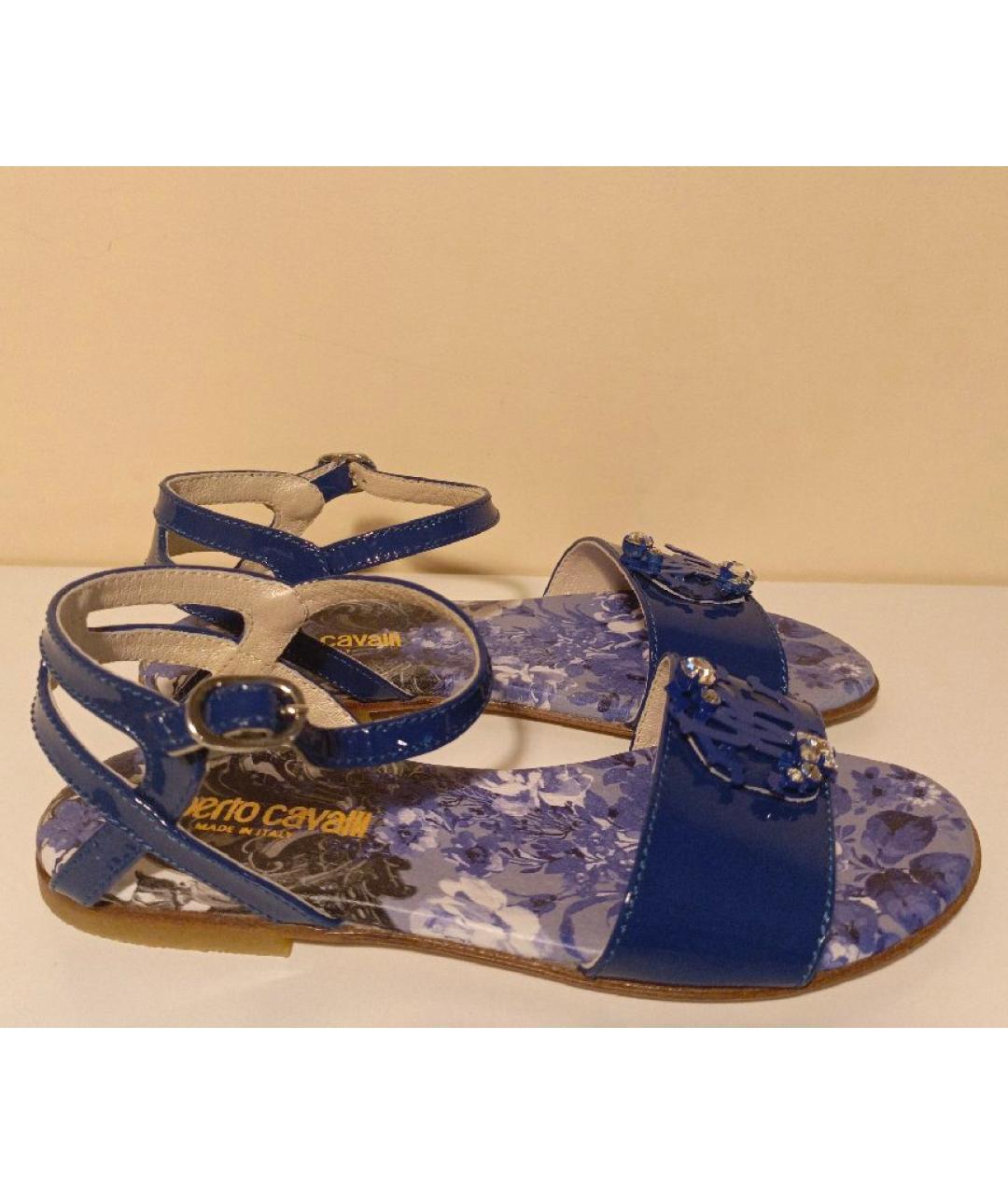 ROBERTO CAVALLI Синие сандалии и шлепанцы из лакированной кожи, фото 9
