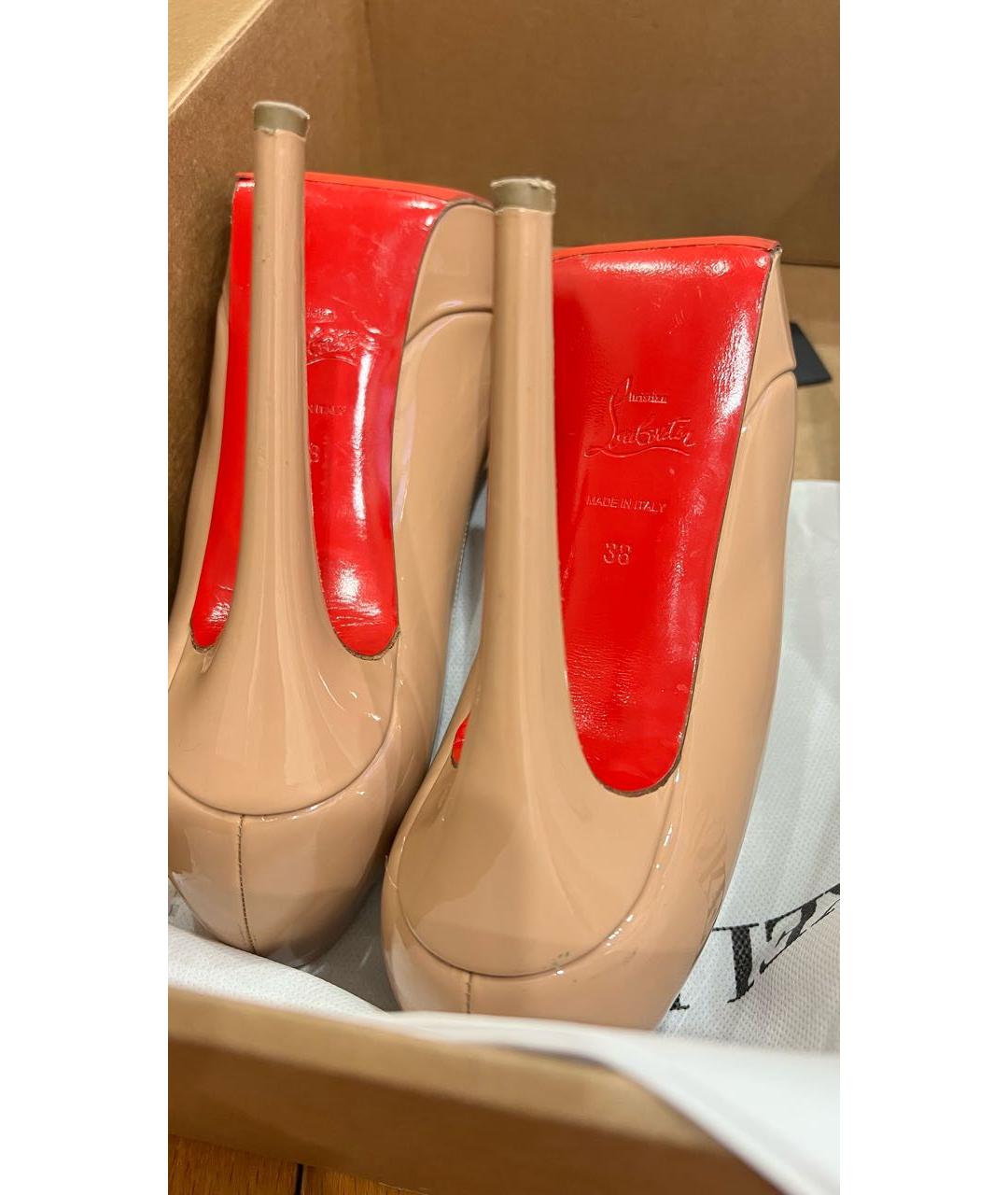 CHRISTIAN LOUBOUTIN Бежевые туфли из лакированной кожи, фото 6