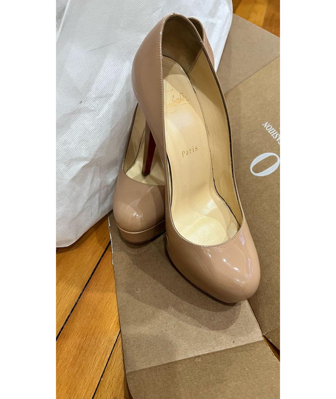CHRISTIAN LOUBOUTIN Бежевые туфли из лакированной кожи, фото 7