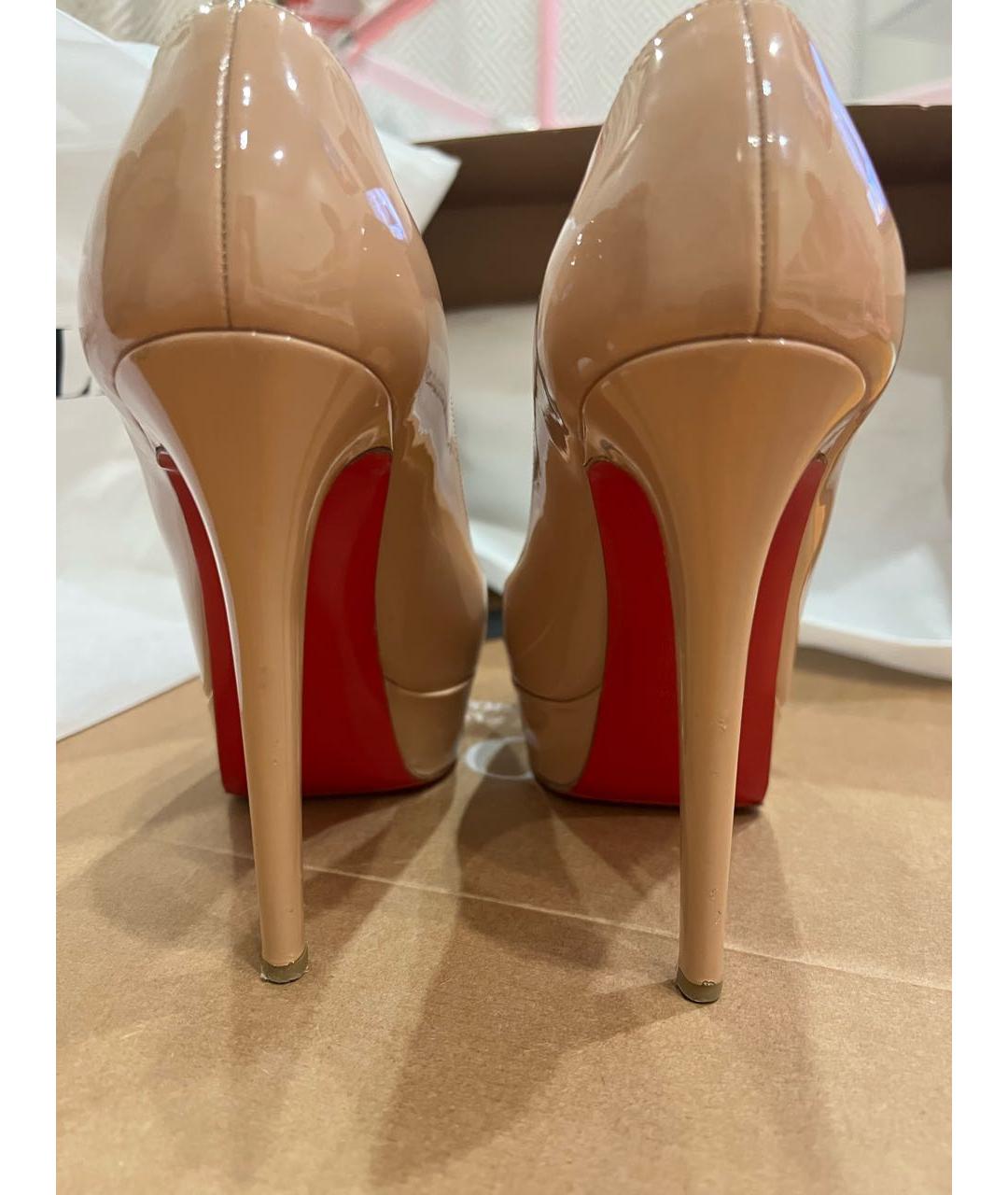 CHRISTIAN LOUBOUTIN Бежевые туфли из лакированной кожи, фото 4